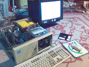 A komplett retro gép hozzáillő régi monitorral, billentyűzettel és egérrel