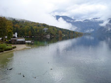 A tó mögötte a hegyekkel