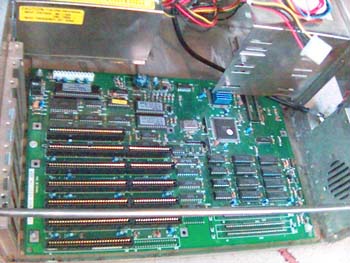 Immár a lap és a tápegység a házban